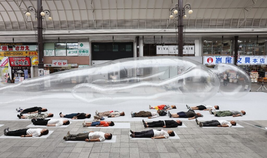 まちなかに巨大な「空気の人」出現！ 大分アートフェスティバル「回遊劇場」（大分合同新聞） - Yahoo!ニュース - Yahoo!ニュース