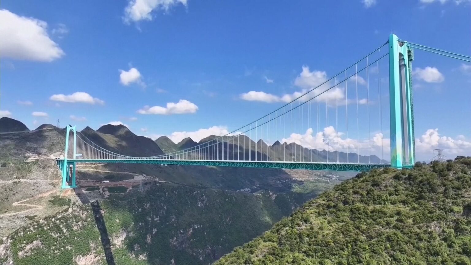 中国・貴州省　川の水面からの高さ「世界一の橋」開通　山間部では「世界一の規模」（TBS NEWS DIG Powered by JNN）