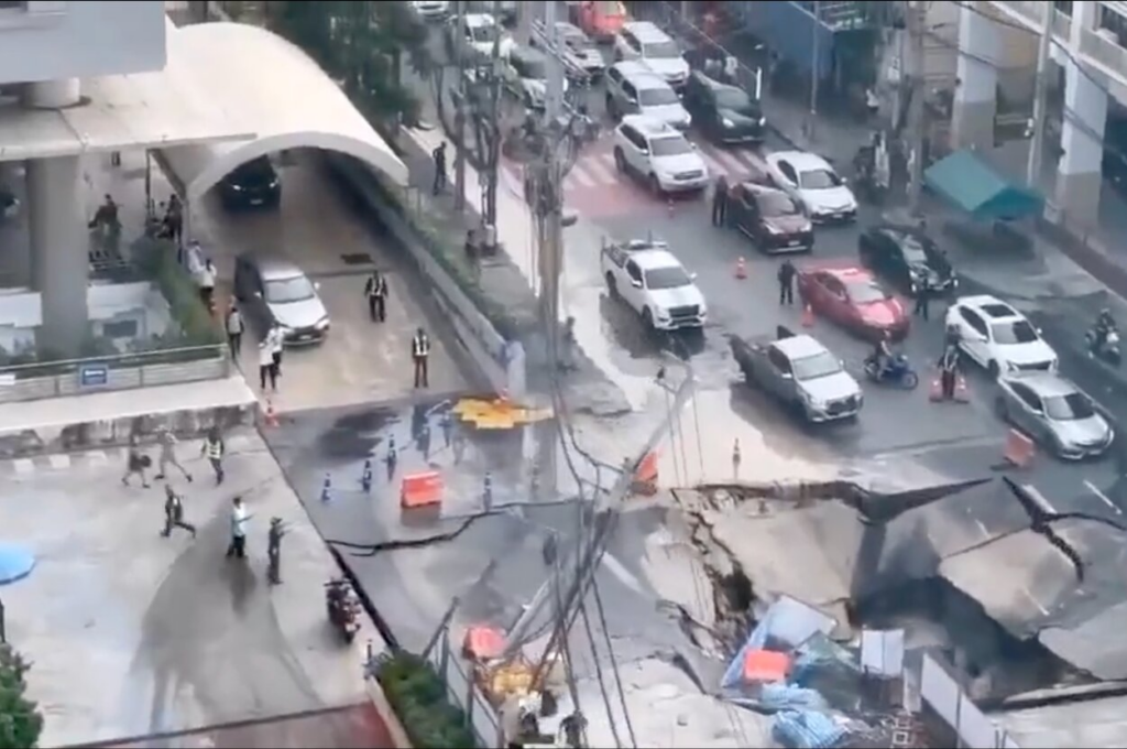 「福岡の事故を連想させる」タイで道路が陥没、現場は騒然→一部始終をカメラが記録 - Yahoo!ニュース