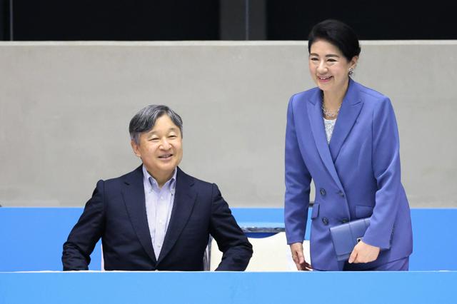 滋賀訪問中の両陛下、琵琶湖ブルーの装いでバドミントン競技を観戦（朝日新聞） - Yahoo!ニュース - Yahoo!ニュース