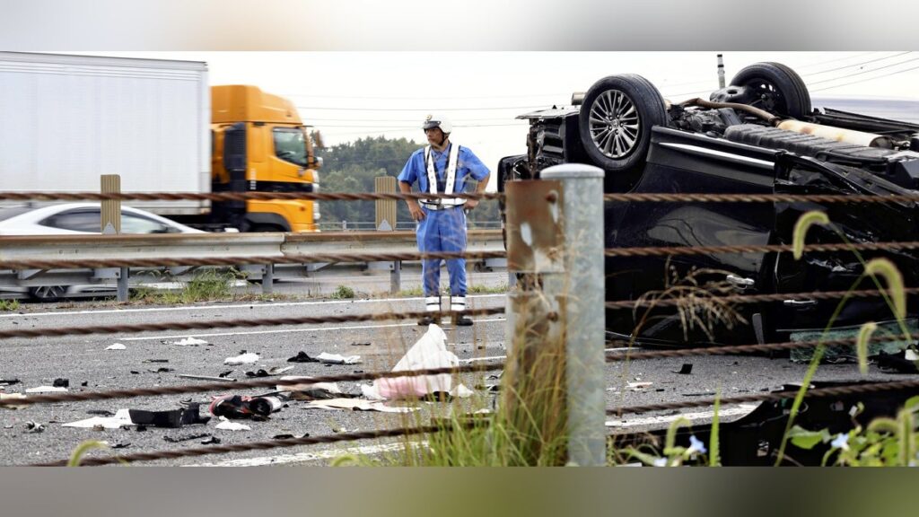 栃木県栃木市の東北道で「車２台が横転」…大型トラックなど３台絡む事故で１人死亡２人搬送 - 読売新聞オンライン