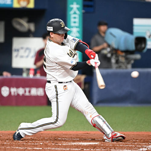 オリックス対楽天　2回裏オリックス1死一塁、左越え2点本塁打を放つ福永（撮影・和賀正仁）