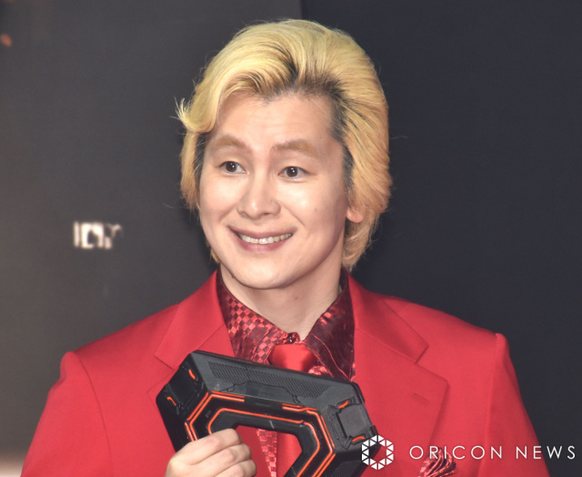 カズレーザー、真っ赤なステージににんまり「ここで1泊したいぐらい」　スギちゃんも赤く染まる | ORICON NEWS | 国内海外のニュース