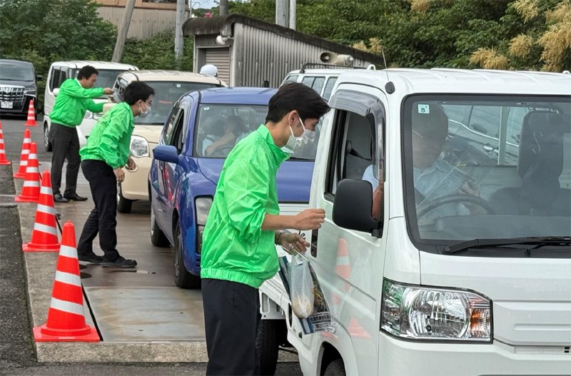 20250929fukutsu03 - 福山通運など／梨配布で「交通事故なし」アピール、広島県福山市と東広島市で開催