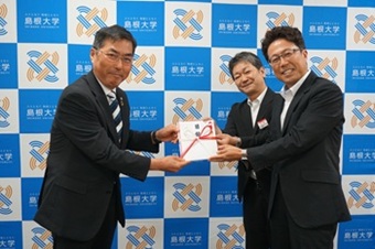 協和地建コンサルタント株式会社及び株式会社山陰合同銀行から寄贈品をいただきました | 国立大学法人 島根大学