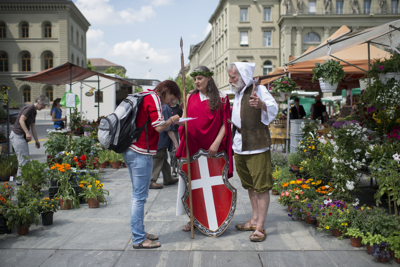伝説の人物に仮装して署名集めをする人