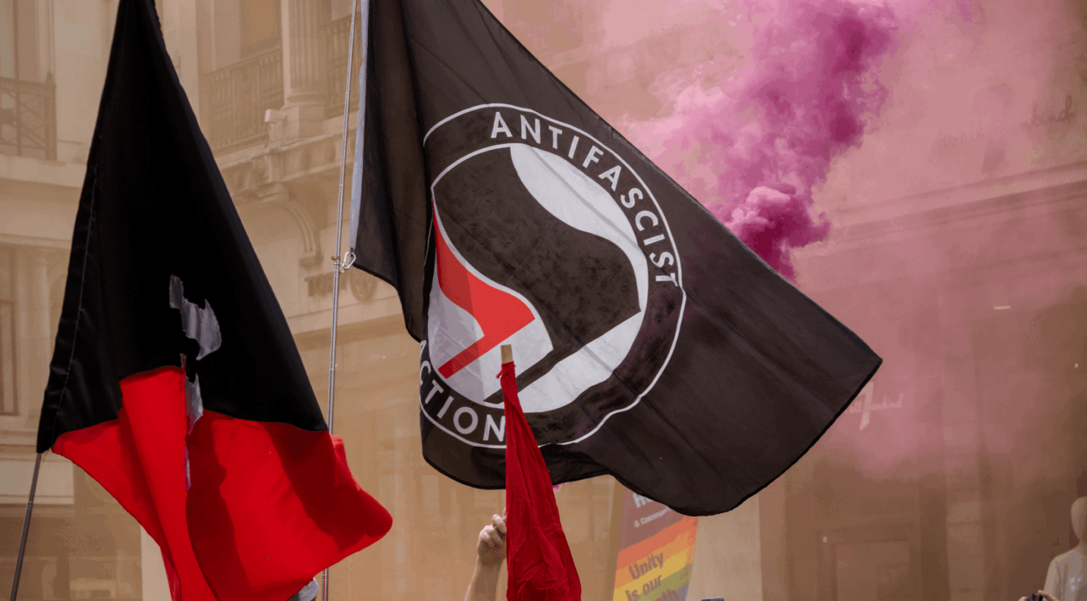 オランダ議会は私たちに例を守り、アンチファをテロ組織にラベル付けしたいと考えています
