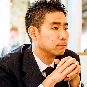 鈴木友也 氏