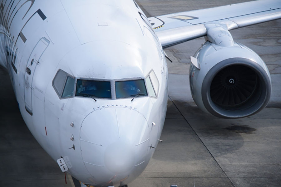 HYDEさん機内で“足投げ出すマン”の被害に遭う!?「臭いで気がついた」実は結構出現率が高い？ - 乗りものニュース