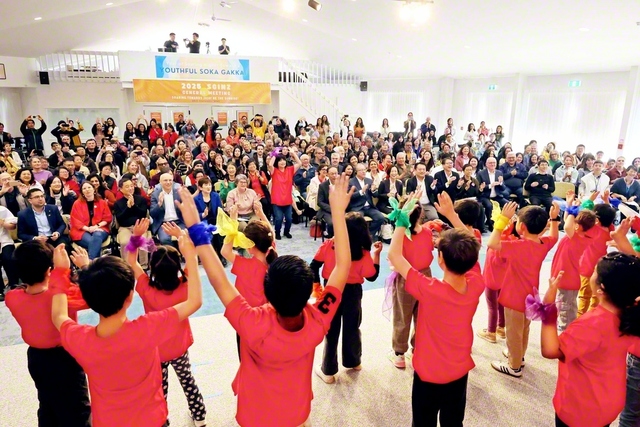 南半球に輝く希望――ニュージーランドの未来っ子たちが元気よくダンス。総会に花を添えた（20日、ニュージーランド文化会館で）