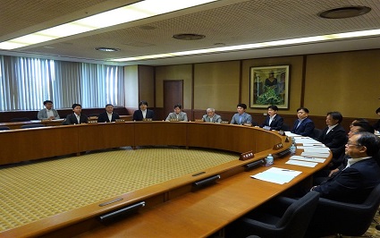 総務企画委員会の審査風景画像
