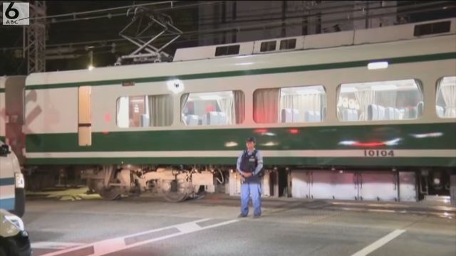 遮断機が下りた踏切に車が進入　線路上で停止し、特急「サザン」と衝突　女性死亡　なんば～和歌山市間が一時運転見合わせ