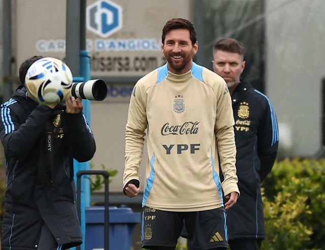 メッシはアルゼンチンで1試合しか出場せず、スカローニ監督は驚きの決断を下した - 写真1。 Messi chỉ thi đấu 1 trận tại Argentina, HLV Scaloni có quyết định bất ngờ- Ảnh 1.