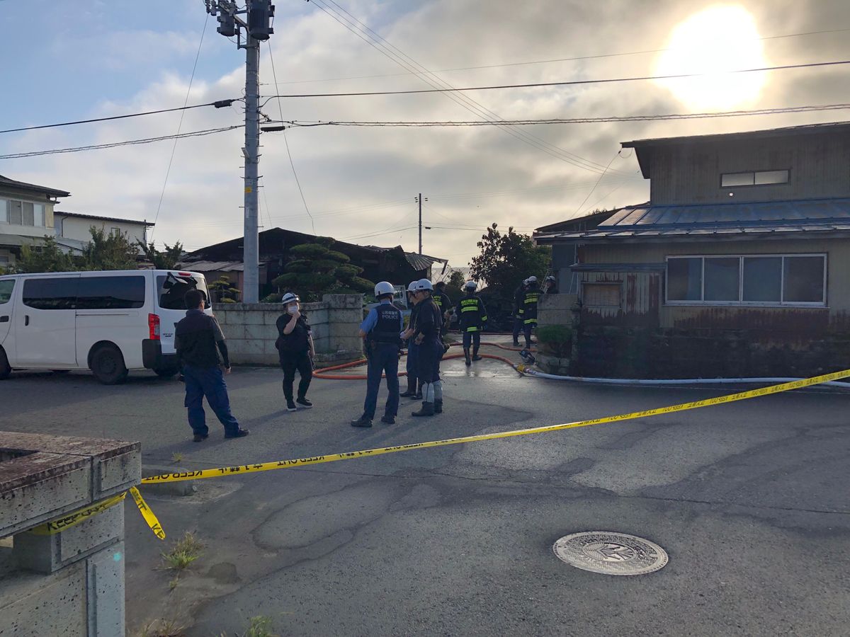 未明の住宅火災、焼け跡から１人の遺体（山形・河北町）