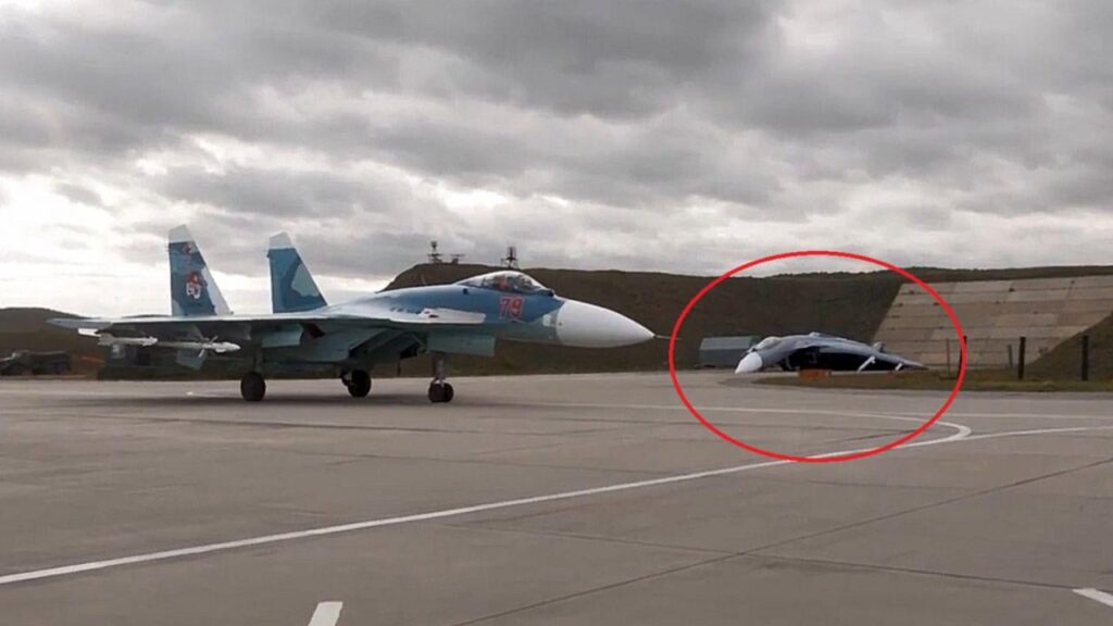 ロシアのインフレータブルファイタージェットは、ザパッド軍事演習中に目に見えて垂れ下がっています