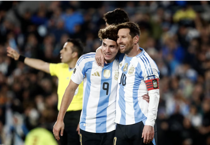 Messi rực sáng tại Monumental, Argentina giúp 3 đội bóng Nam Mỹ dự World Cup- Ảnh 1.
