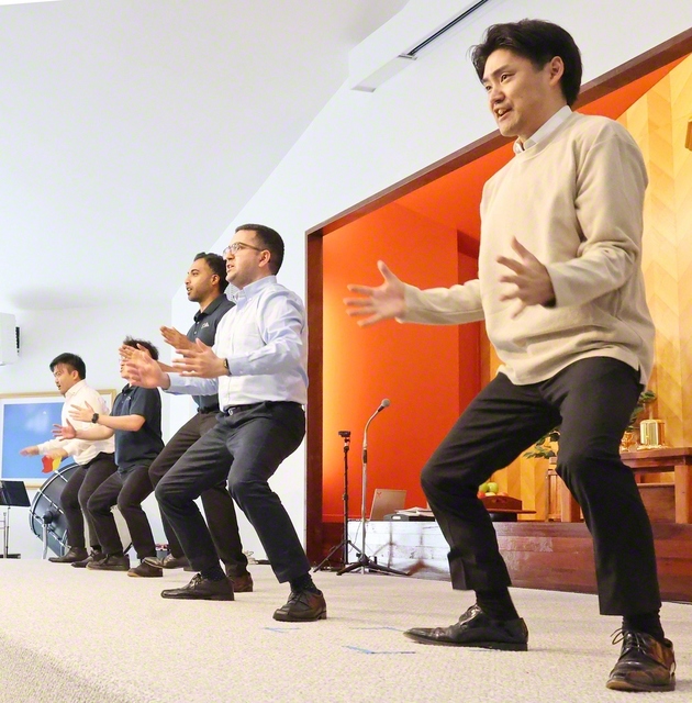 有志が同国の先住民マオリの伝統舞踊「ハカ」を披露。訪問団一行を歓迎した（同）