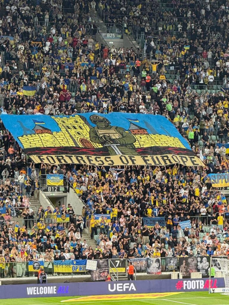 ウクライナのファンは、フランスに対するワールドカップ予選中に「要塞ヨーロッパ」バナーを表示します