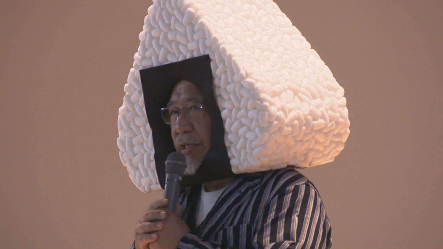 お笑いタレント・越前屋俵太さんらが高校で講演会　「おむすび山」の真相に迫る　高松市 | KSBニュース | KSB瀬戸内海放送