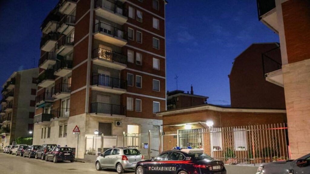 ミラノはバルコニーから身を投げて自殺しますが、彼は通り抜けています：83歳は即座に死に、彼は生き残ります