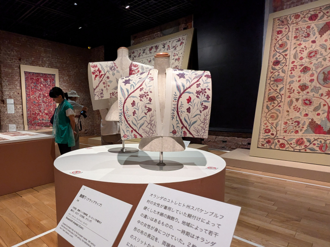 2階展示風景より、手前は《胸飾り（クラップラップ）》18世紀　カルン・タカール・コレクション、ロンドン