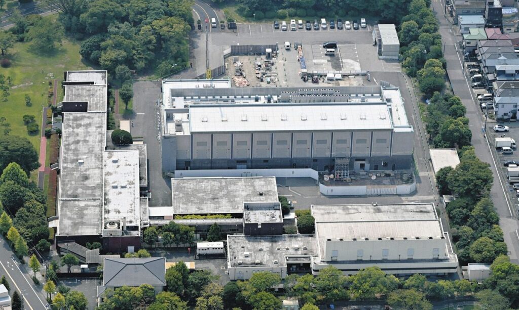 都立唯一の火葬場がある瑞江葬儀所＝東京都江戸川区で、本社ヘリ「あさづる」から（七森祐也撮影）