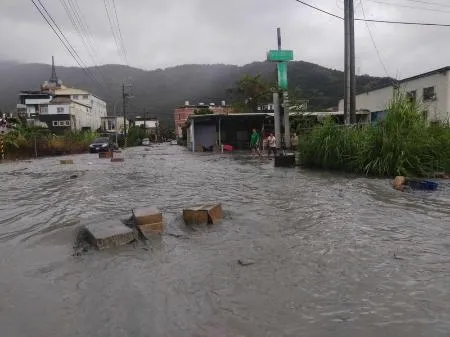 台湾で2人死亡、30人不明 台風18号 - 北海道新聞デジタル