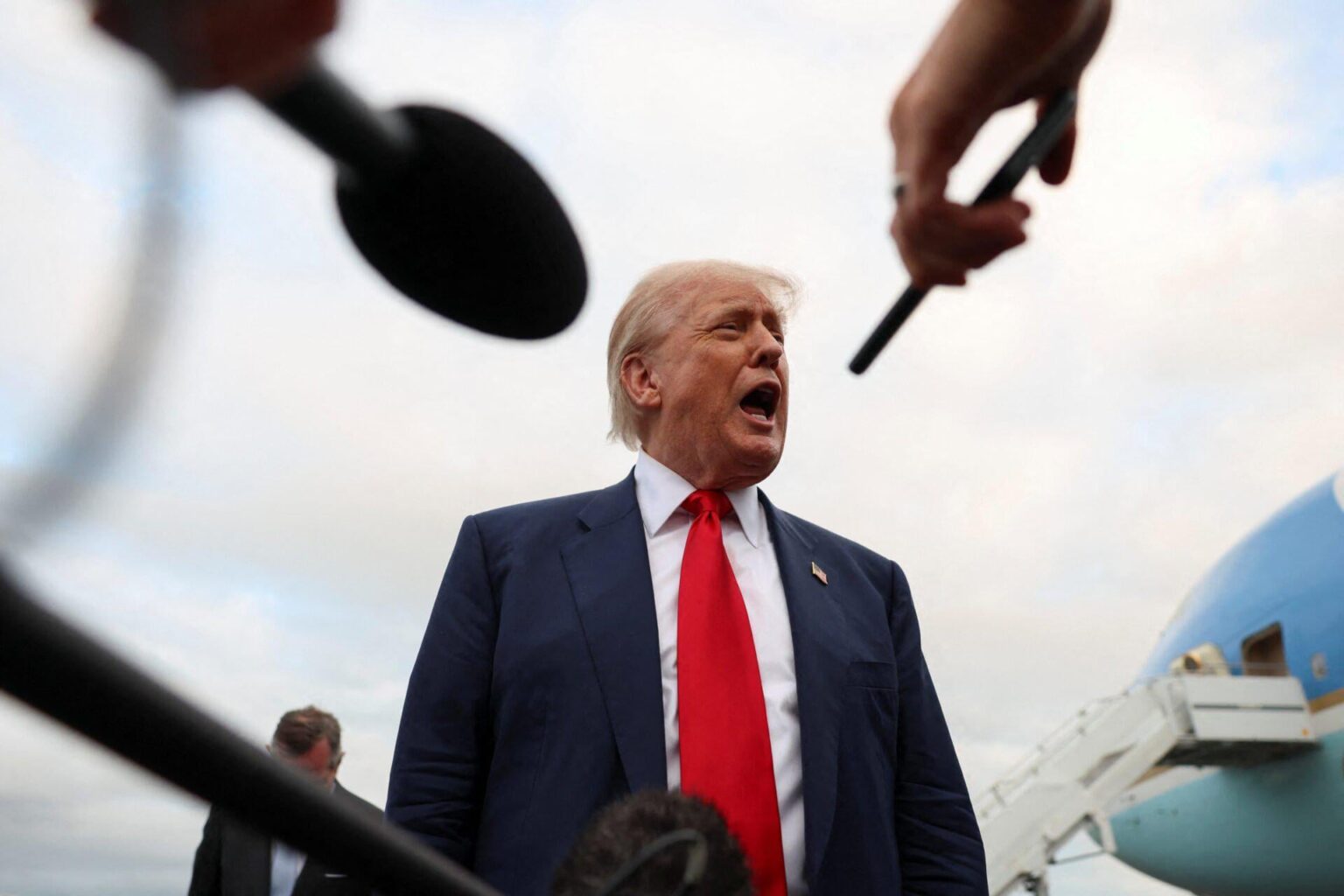 トランプがリリースしました：キメルの後、多くのテレビネットワークの批判と同じくらいライセンスで脅迫