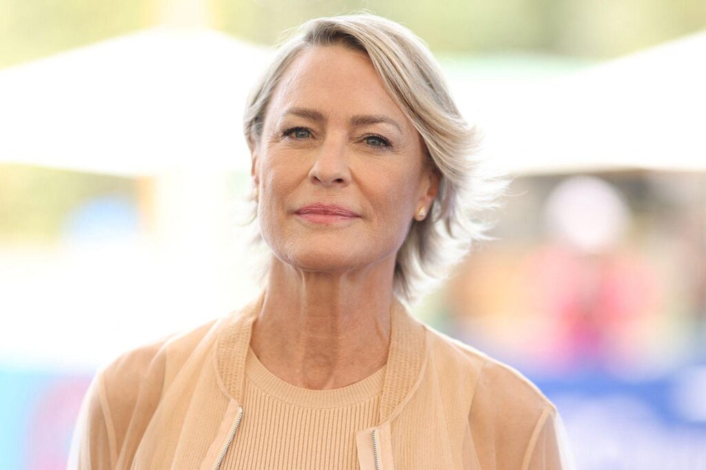 ロビン・ライトは、米国をイギリスに向けて「解放」していると言います：「アメリカはSです---ショー」