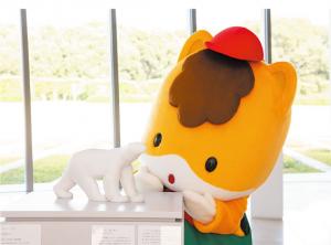 ポンポンの彫刻作品を鑑賞するぐんまちゃんの写真