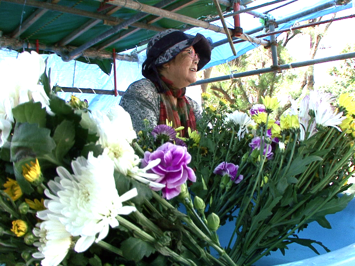魂魄之塔のそばで長く花を売っていた大屋初子さん。集団自決の生存者。
