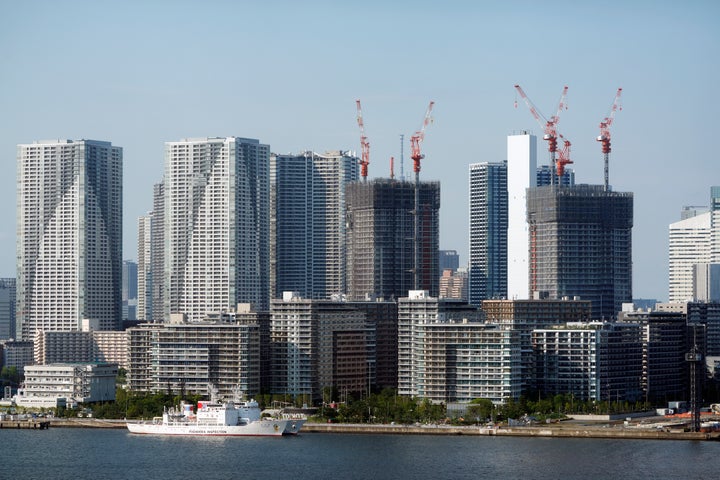 東京五輪・パラリンピック選手村として使用されたあと分譲された「晴海フラッグ」と林立する高層マンション（2024年6月1日）