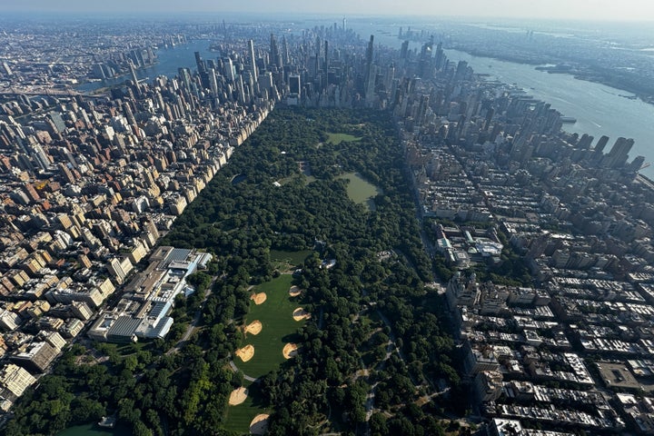 ニューヨーク・マンハッタン。中心部に緑豊かなセントラルパークがある（2024年7月13日）