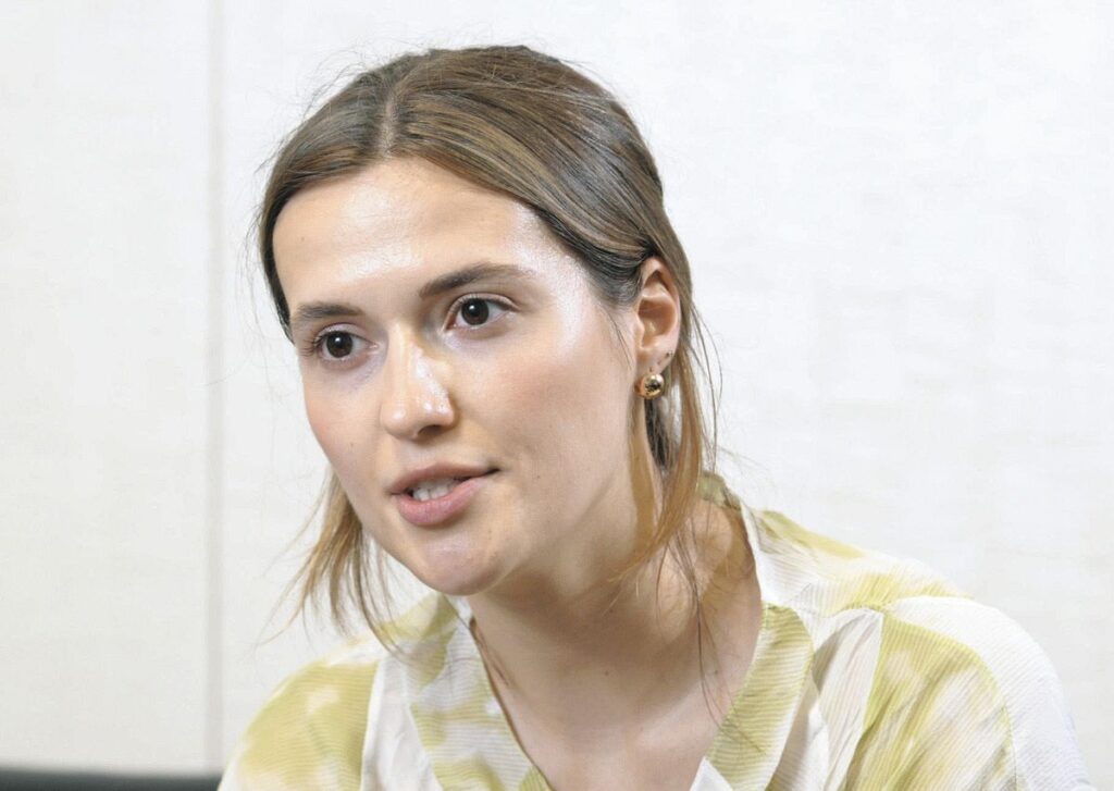 東京新聞のインタビューに答えるジャーナリストのユリヤ・ティモシェンコ氏＝東京都千代田区の東京新聞で（安江実撮影）