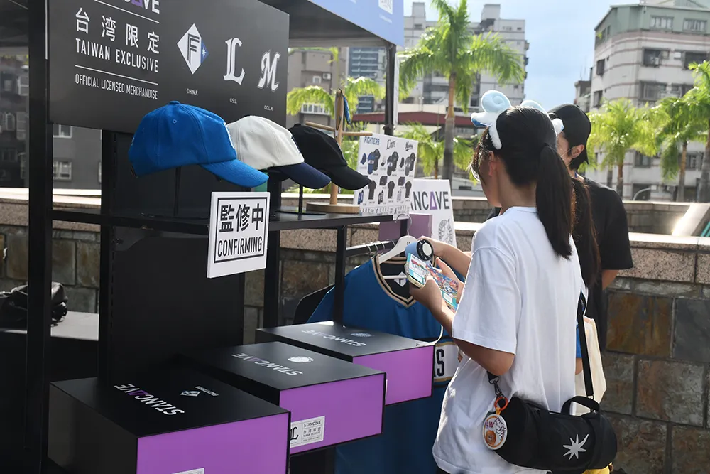 Fans picking up Taiwan-exclusive merchandise [©PLM]