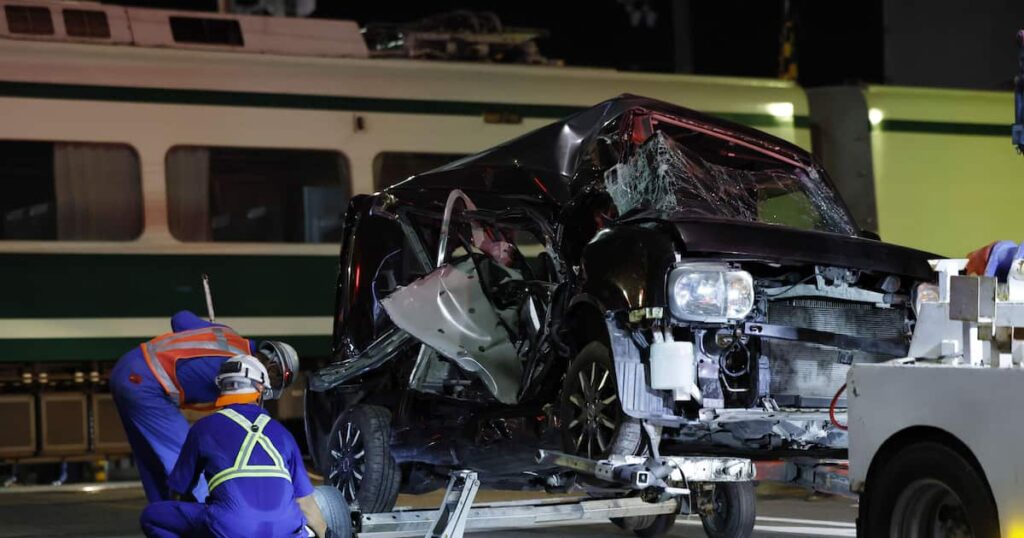 南海踏切で特急と車が衝突、遮断棒突き破り進入か 車運転の女性死亡 一部で運転見合わせ - 産経ニュース