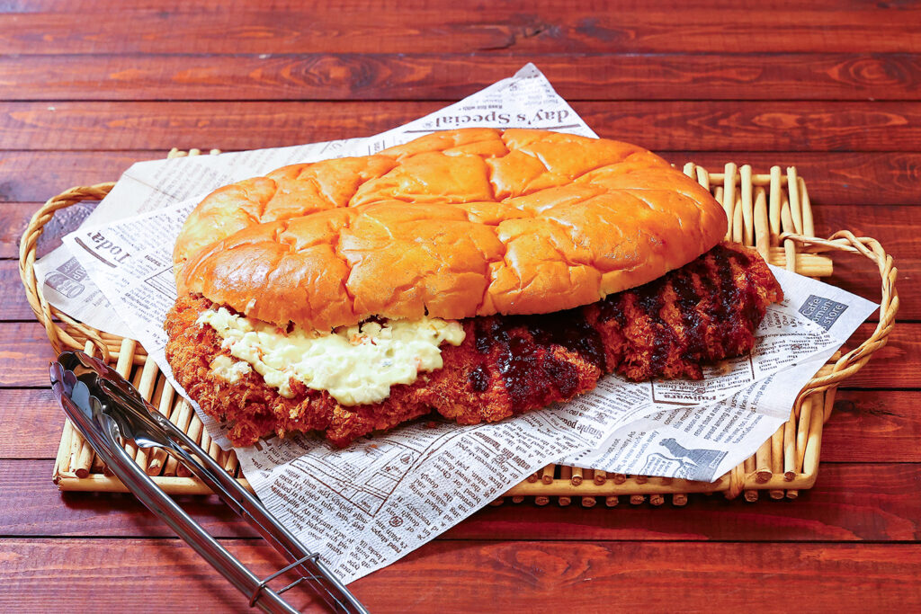 【MEAT JOY PARK 佐藤食肉CoCoLo新潟店】この大きさ、日本一かも!?人気精肉店自慢のバーガー｜新潟市中央区新潟駅