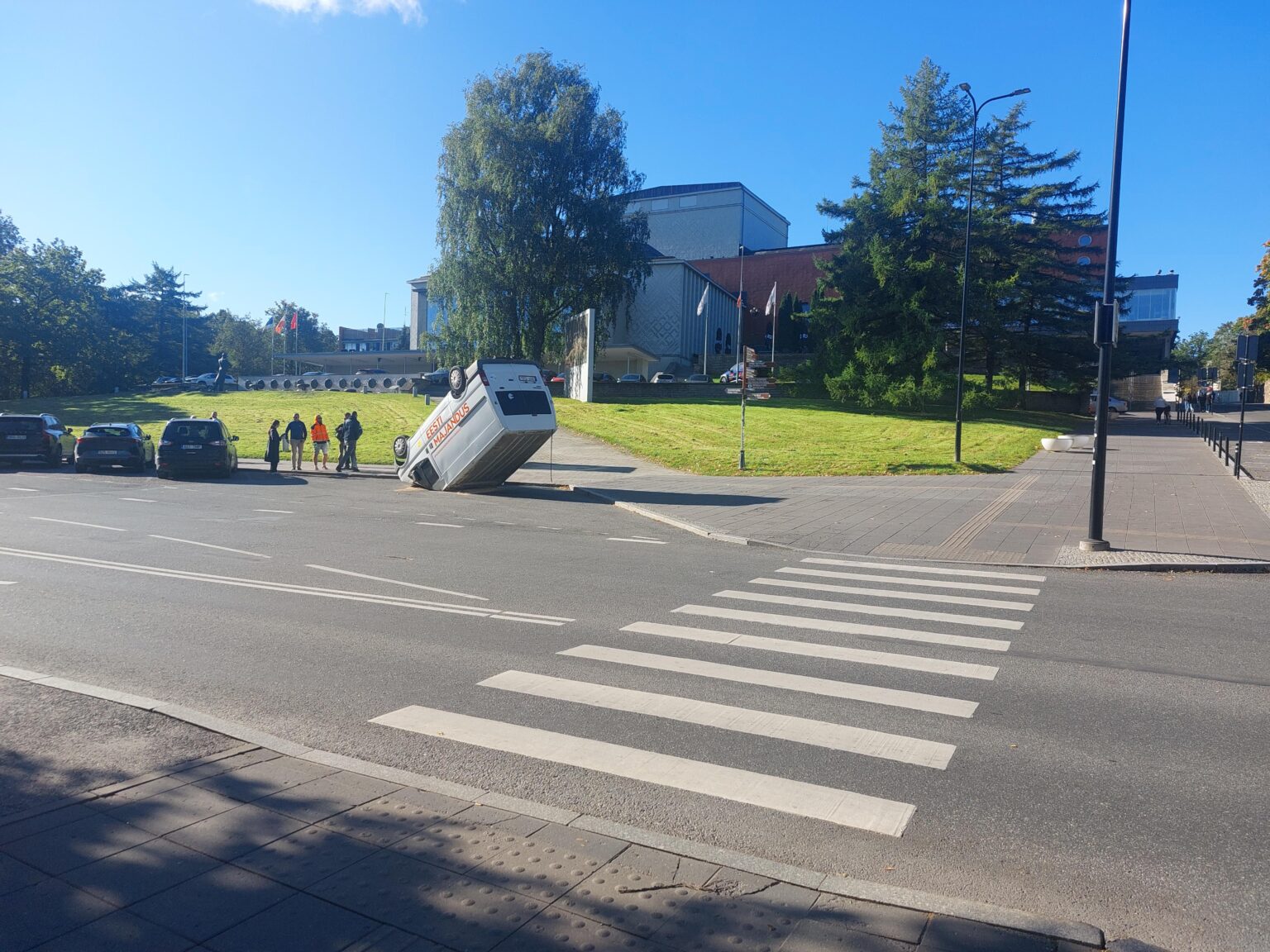 注意！タルトゥの車