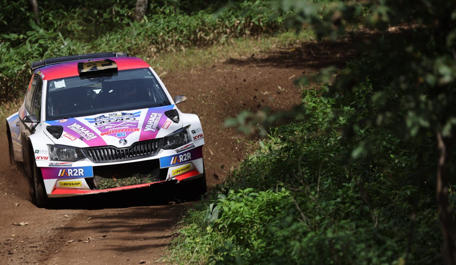 全日本ラリー北海道：リタイア続出の初日、新井大輝が奴田原文雄を従えて首位 – RALLYPLUS.NET ラリープラス