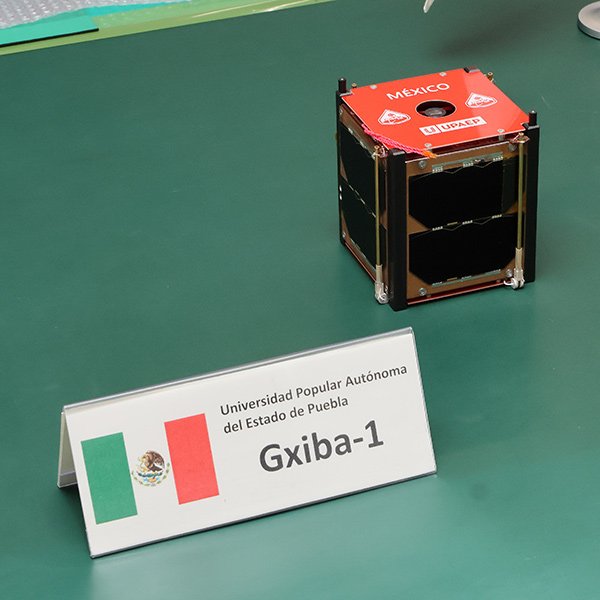 KiboCUBEで選定されたメキシコの超小型衛星がJAXAに引き渡されました | 「きぼう」利用のご案内 | JAXA 有人宇宙技術部門