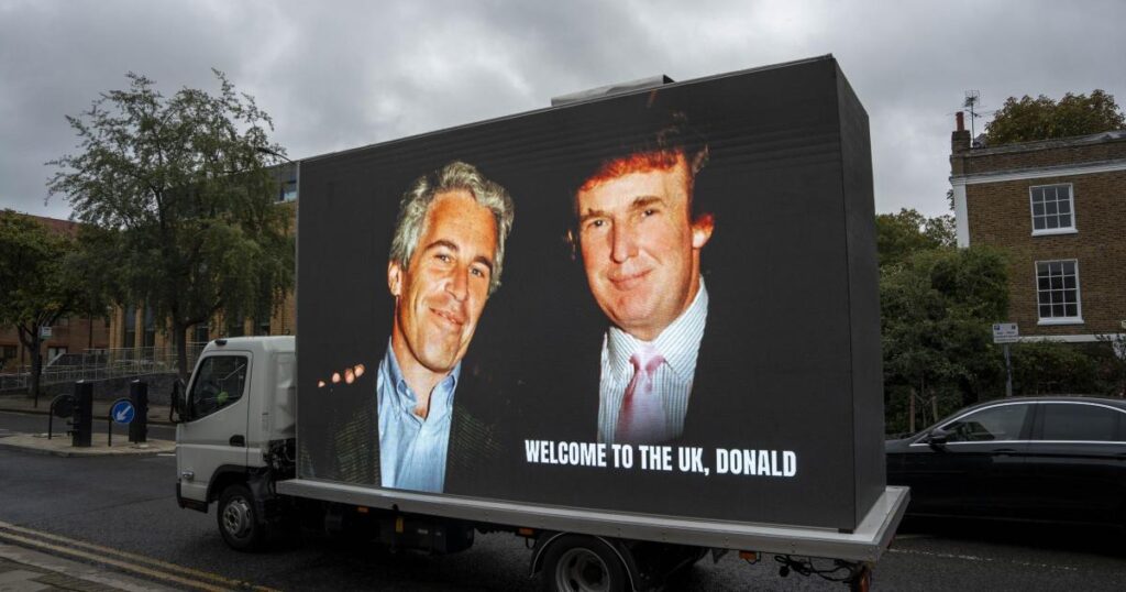 ジャーナリストは、トランプとエプスタインの写真が押収されたアドバンとして拘留されました