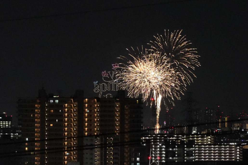 「東京ディズニーリゾート®・スペシャルドローンショー“マジック・イン・ジ・エア”」と花火の画像