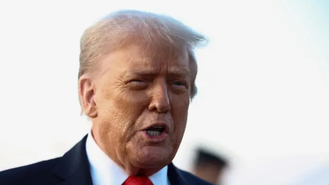 ダークスーツに赤いネクタイを着けたドナルド・トランプ米大統領