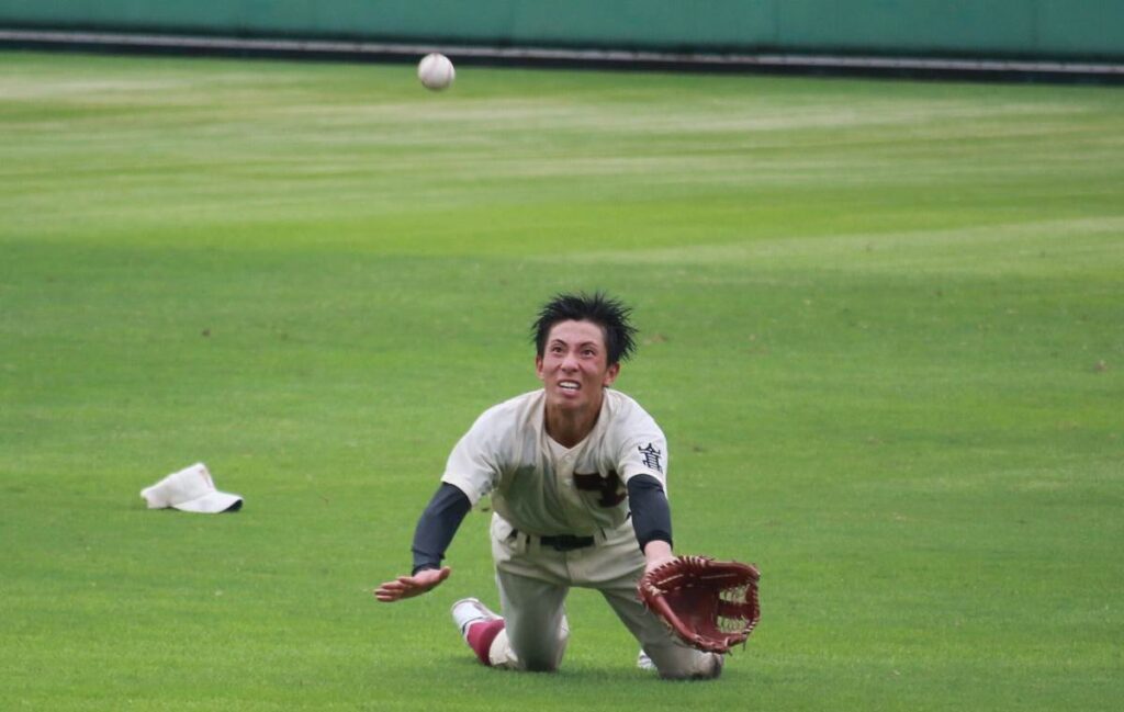 【山口ー萩】三回、飛球に飛び付く山口の中堅手山見琉晟＝オーヴィジョンスタジアム下関