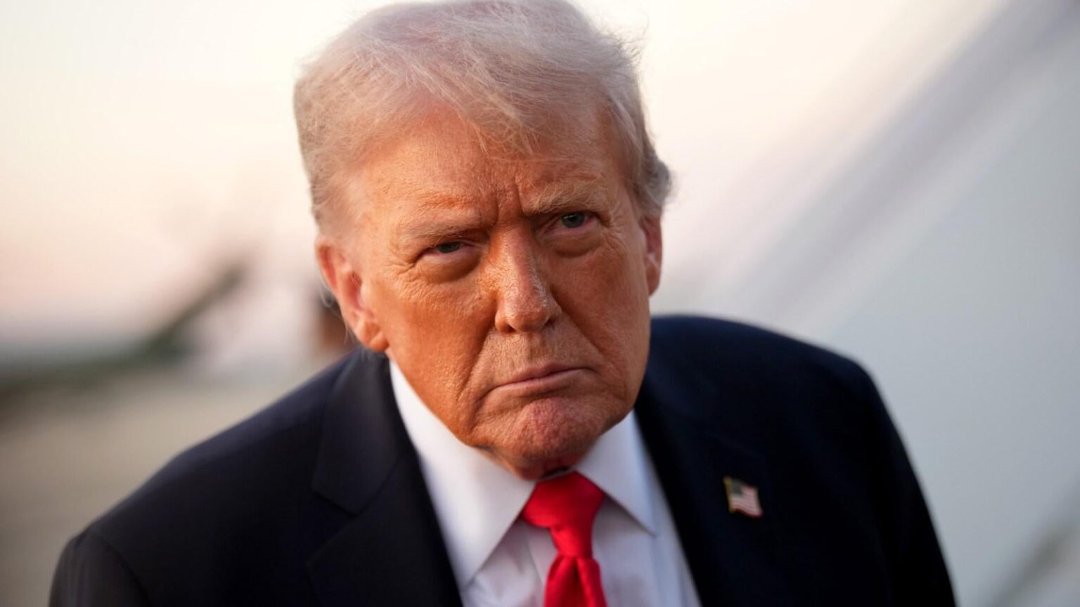 議会は、エプスタインの誕生日メモがトランプが存在しないと言ったことを明らかにします