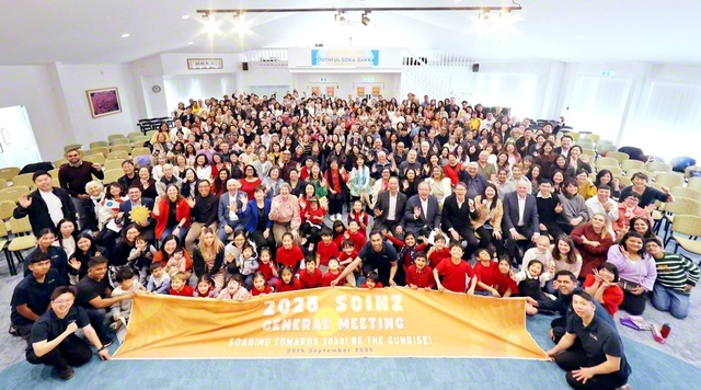 世界広布の次なる50年へ、大躍進を誓ったニュージーランド総会。谷川SGI理事長、同国SGIのマ理事長、ブラウン婦人部長らと共に記念撮影（同）