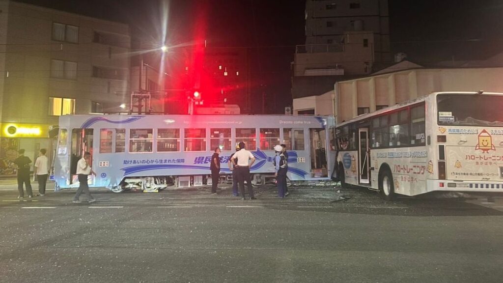 岡山市で路面電車とバスが衝突 路面電車は脱線 電車の運転士とバスの乗客1人搬送 | KSBニュース | KSB瀬戸内海放送 岡山市で路面電車とバスが衝突 路面電車は脱線 電車の運転士とバスの乗客1人搬送 | KSBニュース | KSB瀬戸内海放送