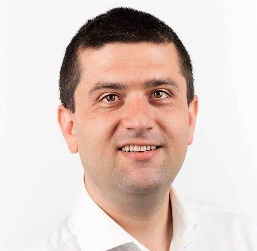 Radu Miruțいただき、30,000レイの給与で21人の特別管理者を解雇しました