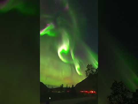 9月15日のトロムソン近くの空の壮大なオーロラ