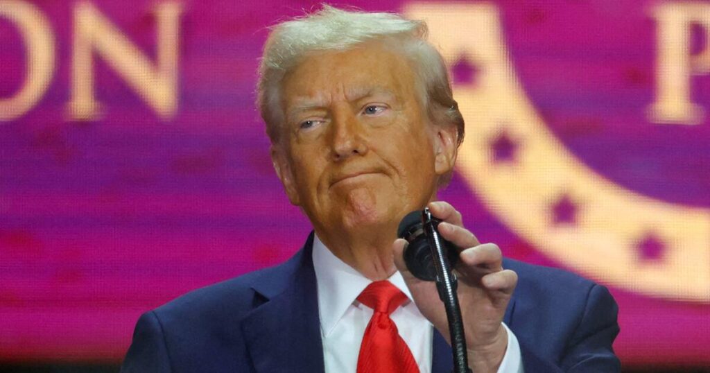79歳のトランプは、ボンカーのカークトリビュートで奇妙なランブルを立ち上げます